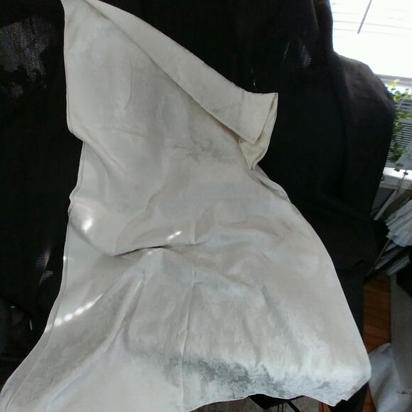 VINTAGE IVORY DAMASK FLORAL PATTERNED FULL SIZE TABLECLOTH, SATINY GORGEOUS! - Picture 5 of 12